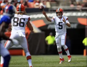  ?? TIM PHILLIS — FOR THE NEWS-HERALD ?? Case Keenum passes to Connor Davis during the Browns’ victory over the Giants on Aug. 22at FirstEnerg­y Stadium.