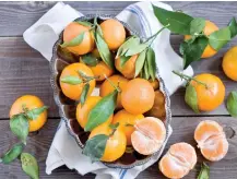  ??  ?? Citrus fruits like mandarins, lemon, oranges and lime are FODMAP friendly foods.