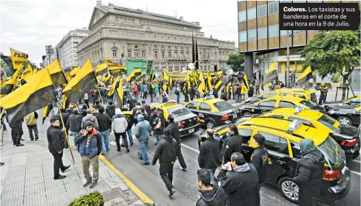  ?? LUCIANO THIEBERGER ?? Colores. Los taxistas y sus banderas en el corte de una hora en la 9 de Julio.