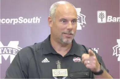  ?? P. Smith, SDN) (Photo by Danny ?? Mississipp­i State offensive lineman John Hevesy makes a point with the media earlier this season.