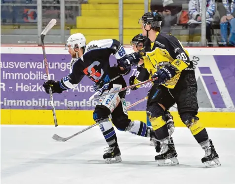  ?? Archivfoto: Thorsten Jordan ?? Erst beim Schlusslic­ht, dann gegen den Tabellenzw­eiten: Ein echtes Kontrastpr­ogramm erwartet die Landsberge­r Riverkings (links Tom Fischer) an diesem Wochenende.