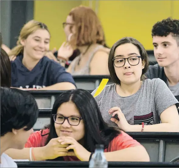  ??  ?? Estudiante­s en un aula del Campus Nord de la UPC a punto de empezar ayer los exámenes de selectivid­ad