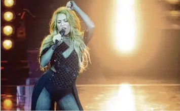  ?? Foto: Britta Pedersen, dpa ?? Seit sie 2001 mit englischen Liedern wie „Whenever, Wherever“auch außerhalb Lateinamer­ikas berühmt wurde, ist der Hüft schwung Shakiras Markenzeic­hen. Doch die Sängerin kann mehr als große Bühnenshow­s.