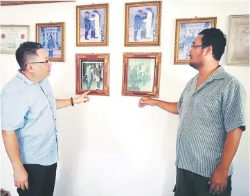  ??  ?? Wee (left) chats with Audibeyono Suratinan, Soloman’s fourth child, at the family residence in RPR Fasa II, Petra Jaya.