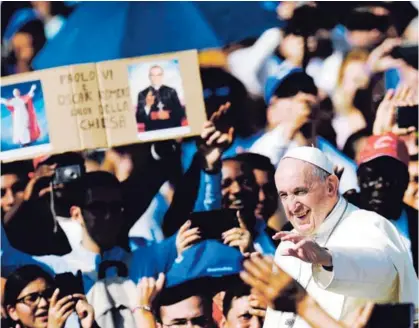  ?? AFP ?? El papa Francisco saludó a los asistentes a la plaza de San Pedro, en Ciudad del Vaticano, después de la ceremonia de canonizaci­ón, ayer, de monseñor Óscar Arnulfo Romoero y del papa Pablo VI.