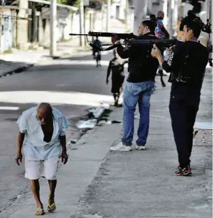  ?? Fabio Teixeira - 10.julh.2017/Agência O Globo ?? Policiais durante operação na Cidade de Deus, no Rio de Janeiro; 381 escolas da rede municipal ficaram sem aulas em algum dia do ano por causa de tiroteios