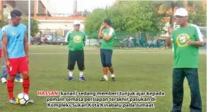  ??  ?? HASSAN (kanan) sedang memberi tunjuk ajar kepada pemain semasa persiapan terakhir pasukan di Kompleks Sukan Kota Kinabalu pada Jumaat.