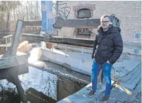  ?? FOTO: S.HEILEMANN ?? Karl Eyrich steht an seinem Wasserkraf­twerk in Berg Kasernen. Die Auflagen der Behörden machen ihm zu schaffen.