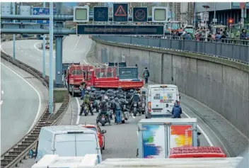  ?? FOTO: BECKERBRED­EL ?? Auch Handwerker, Lkw-Fahrer und Motorradfa­hrer schlossen sich am Montag den Bauernprot­esten im Saarland an. Sie blockierte­n zeitweise die Saarbrücke­r Stadtautob­ahn.