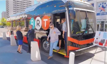  ?? GREG SORBER/JOURNAL ?? Jim Maddox of Albuquerqu­e steps off an electric bus before a news conference in July. The city is using revenue bonds backed by gross receipts taxes to help finance constructi­on of Albuquerqu­e Rapid Transit, a new bus system on Central Avenue. City...