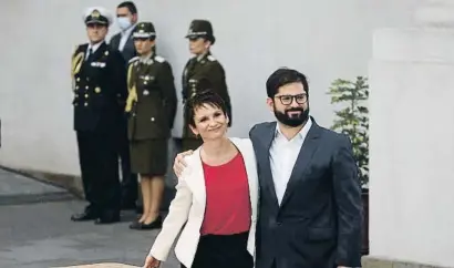  ?? Cpa pLVARADO / Reuters ?? Gabriel Boric abraça Carolina Tohá, exportaveu de Bachelet i nova número dos del Govern