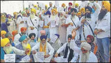  ?? HT PHOTO ?? Members of Sikh outfits holding a protest at Kotkapura in faridkot district on Thursday.