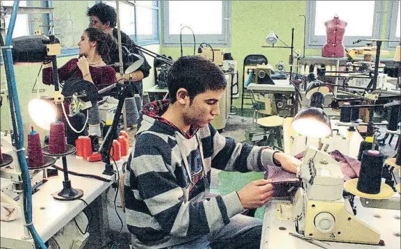  ?? PEDRO CATENA ?? Formación. Un alumno de la Escola de Teixits de Punt de Canet de Mar ante una máquina overlock