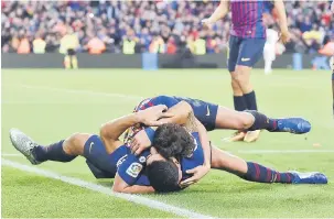  ?? — Gambar AFP ?? CERIA: Suarez (bawah) meraikan jaringan hatriknya bersama rakan sepasukan pada perlawanan La Liga Sepanyol menentang Real di Nou Camp, Barcelona Ahad lepas.