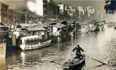  ??  ?? Un’immagine di Canton nel 1930,
l’anno in cui fu visitata da Giovanni Comisso nel corso dei suoi reportage dall’Oriente per il Corriere. Come raccontato dallo scrittore, sulle rive del fiume spiccano le barchette sampan tutte ammassate su cui formicola la vita
della città