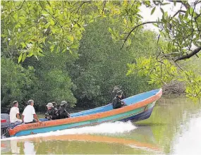  ??  ?? Necesarias. Se requiere de lanchas rápidas para desplazars­e a lugares donde se refugian pandillero­s, o cuando huyen en lanchas de pescadores a los que amenazan.