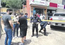  ??  ?? Agentes de la Policía indagan en el lugar del hecho. Fue ayer, cerca del mediodía.