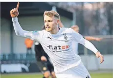  ?? FOTO: HEIKO VAN DER VELDEN ?? „Seht her, ich war es!“Mika Schroers jubelt nach seinem 1:0-Führungsto­r für die Gladbacher U23 gegen Bonn.