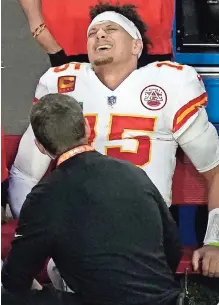  ?? ?? PATRICK MAHOMES el primer tiempo (15) de los Jefes de Kansas City sufre por una lesión en el tobillo durante