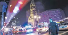  ?? FOTO: MICHAEL KAPPELER/DPA ?? Einsatzkrä­fte auf dem Berliner Weihnachts­markt im Dezember 2016: Anis Amri hatte dort elf Menschen mit einem Lkw getötet.