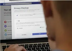  ?? Bild: JEFF CHIU ?? EN AV MÅNGA. Facebook har meddelat sina användare om att nya användarav­tal måste godkännas före 25 maj för att det ska gå att fortsätta använda tjänsten.