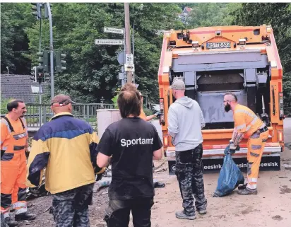  ?? FOTOS: ROLAND KEUSCH ?? Im Clemensham­mer wird der zerstörte Hausrat abgeholt. Alle packen mit an.