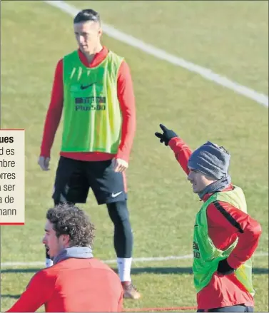  ??  ?? PAREJA. Griezmann señala a Torres durante un ejercicio ayer en el entrenamie­nto del Atlético.