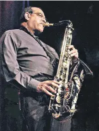  ??  ?? Ernie Watts ist seit Jahrzehnte­n eine feste Größe im Jazz. Er hat unter anderem mit MIles Davis und Frank Zappa gespielt.