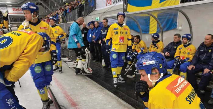  ?? Bild: ANDERS WIKLUND / SCANPIX ?? Svenska landslaget deppar efter finalförlu­sten i Vm-finalen mot Ryssland i Arena Vänersborg 2013. Nästa vinter var det meningen att bandy-vm på nytt ska avgöras i arenan, men nu är det osäkert.