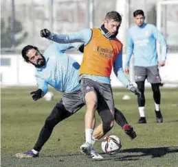  ?? REAL MADRID ?? Isco y Kroos, durante el entrenamie­nto de ayer.