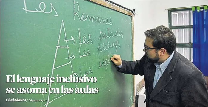  ?? (PEDRO CASTILLO) ?? Escuela Roma. El “profe” Germán López escribe una lección de historia con lenguaje inclusivo. Como él, muchos docentes empiezan a utilizarlo en sus clases.