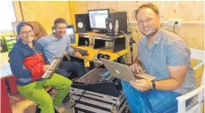  ?? FOTO: GYMNASIUM ISNY ?? Musiklehre­r Tanja Kurz, Stefan Deuschle und Sebastian Kaufmann (rechts) rührten mit ihrem Online-Musikproje­kt Schüler zu Tränen.