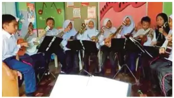  ??  ?? VIDEO tular persembaha­n muzik Ukulele Si Comel Pipi Merah popularkan murid SK Bukit Mahkota FELDA Aping, Kota Tinggi.