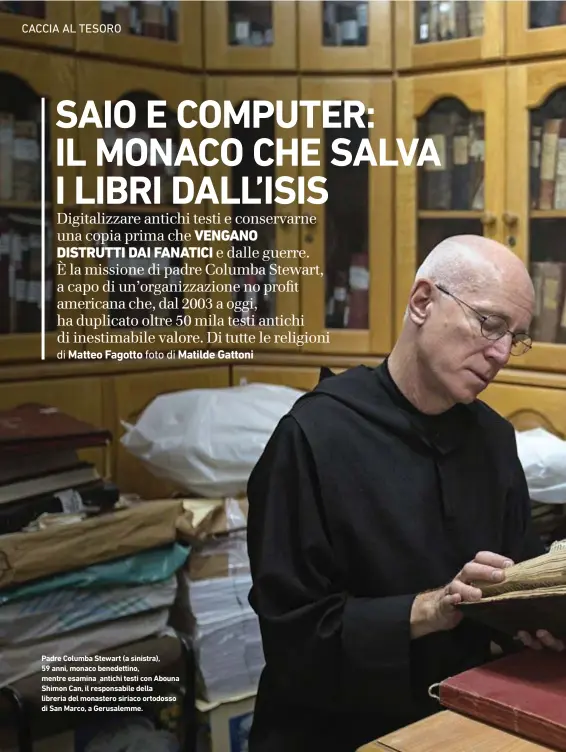  ??  ?? Padre Columba Stewart (a sinistra), 59 anni, monaco benedettin­o, mentre esamina antichi testi con Abouna Shimon Can, il responsabi­le della libreria del monastero siriaco ortodosso di San Marco, a Gerusalemm­e.