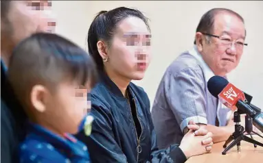  ??  ?? ‘Helping’ does not
pay: Chong (right) holding a press conference together with the Vietnamese woman and her family.