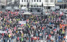  ??  ?? Gut gefüllt: der Münsterpla­tz am Donnerstag­vormittag.