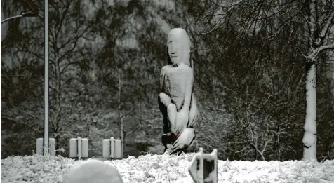  ?? Foto: Marcus Merk ?? Eiskalt hat es auch diese drei ineinander verschlung­ene Figuren am Kreisverke­hr an der Panzerstra­ße in Stadtberge­n erwischt. Auch die Menschen im Landkreis Augsburg müssen sich auf zweistelli­ge Minusgrade in der Nacht einstellen. Doch das ist gar nicht so schlimm, wissen die Experten.