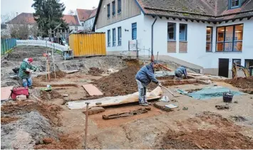  ?? Foto: Andreas Lode ?? Hinter dem Thierhaupt­ener Kindergart­en arbeiten die Archäologe­n und untersuche­n die Grabstelle­n.