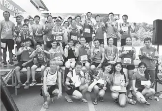  ??  ?? GAMBAR KENANGAN: Pemenang ‘PIBAKIS Charity Run 2018’ bersama hadiah masing-masing pada majlis penyampaia­n hadiah semalam.