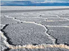  ?? FOTO: DPA ?? Der größte Salzsee der Welt, der Salar de Uyuni, im bolivianis­chen Hochland. Unter der Salzkruste lagern die größten Lithiumres­erven der Erde.