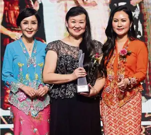  ?? — IZZraFIQ aLIas/The star ?? Proud moment: ng (centre) with Wong (right) and Liow after receiving her award.