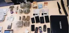  ?? FOTO: POLIZEI DÜSSELDORF ?? Haschisch, Mobiltelef­one, Messer und Bargeld fanden die Polizisten in der Wohnung des Dealers.