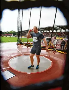  ?? Foto: Alexander Kaya ?? Der Wurfring ist sein sportliche­s Zuhause: Robert Harting hat drei WM Titel im Dis kuswerfen gewonnen. In London ist er nur Außenseite­r.