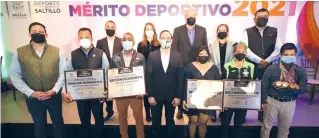  ?? ?? ▮ Al finalizar, el Edil se tomó la foto con los galardonad­os, quienes se esforzaron en su ciclo deportivo por enaltecer a su municipio y estado.