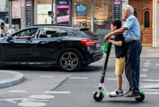  ?? #MARIO FOURMY/SIPA$ ?? Des mesures ont été prises par la Ville de Paris pour que les règles de sécurité soient respectées. Rouler à deux, et sans casque, est ainsi interdit.