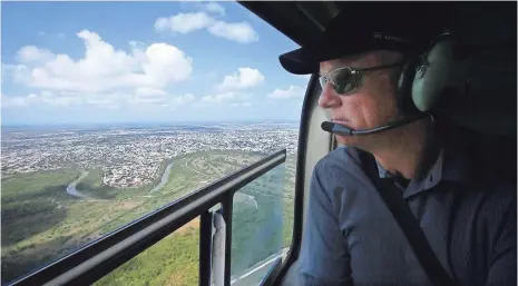  ?? EMMANUEL LOZANO, USA TODAY NETWORK ?? USA TODAY Network reporter Dennis Wagner looks out the window of a helicopter as it flies over the Rio Grande in Texas.