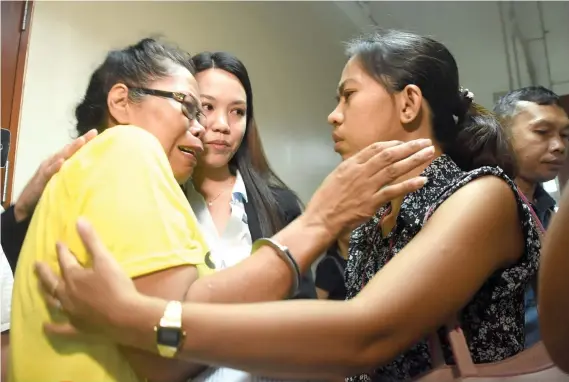  ?? SUNSTAR FOTO / RUEL ROSELLO ?? ACQUITTAL. Fil-Australian Dorotea Ausan Moyes cries with relief as she is being comforted by her lawyer, Danica Patricia Caputol, upon hearing the Regional Trial Court acquit her of a drug charge.