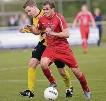  ?? FOTO: THORSTEN LINDEKAMP ?? Der SV Haldern kann heute in der Partie beim RSV Praest wieder auf Lukas Zitter (rechts) – hier in der vergangene­n Saison im Duell mit dem Praester Justus Ising – bauen.