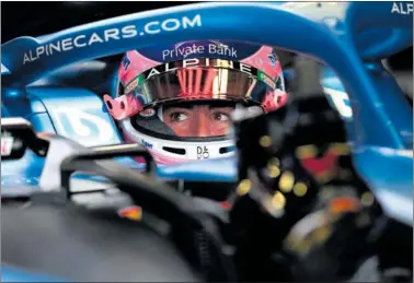  ?? ?? Fernando Alonso mira serio desde el interior de su Alpine en el box del equipo francés en México.
