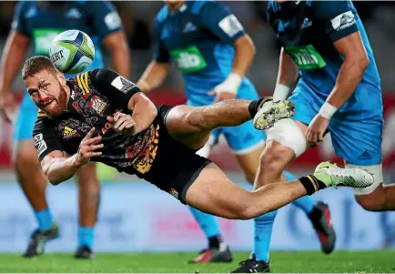  ?? PHOTO: GETTY IMAGES ?? Chiefs halfback Tawera Kerr-Barlow is airborne as he gets his pass away during the 16-16 draw with the Blues last night.